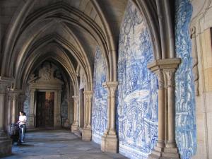 A tiled cloister in the Gothic style of Porto's largest and most sacred cathedral.